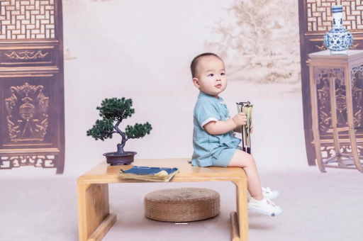 广州代怀供卵公司宝宝边吃奶边挣扎烦躁